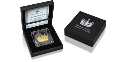 Korona Chrobrego na srebrnej monecie ozdobionej kryształami i cennym złotem