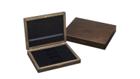   Drewniane pudełko z dwoma otworami o wymiarach 50x50 mm.