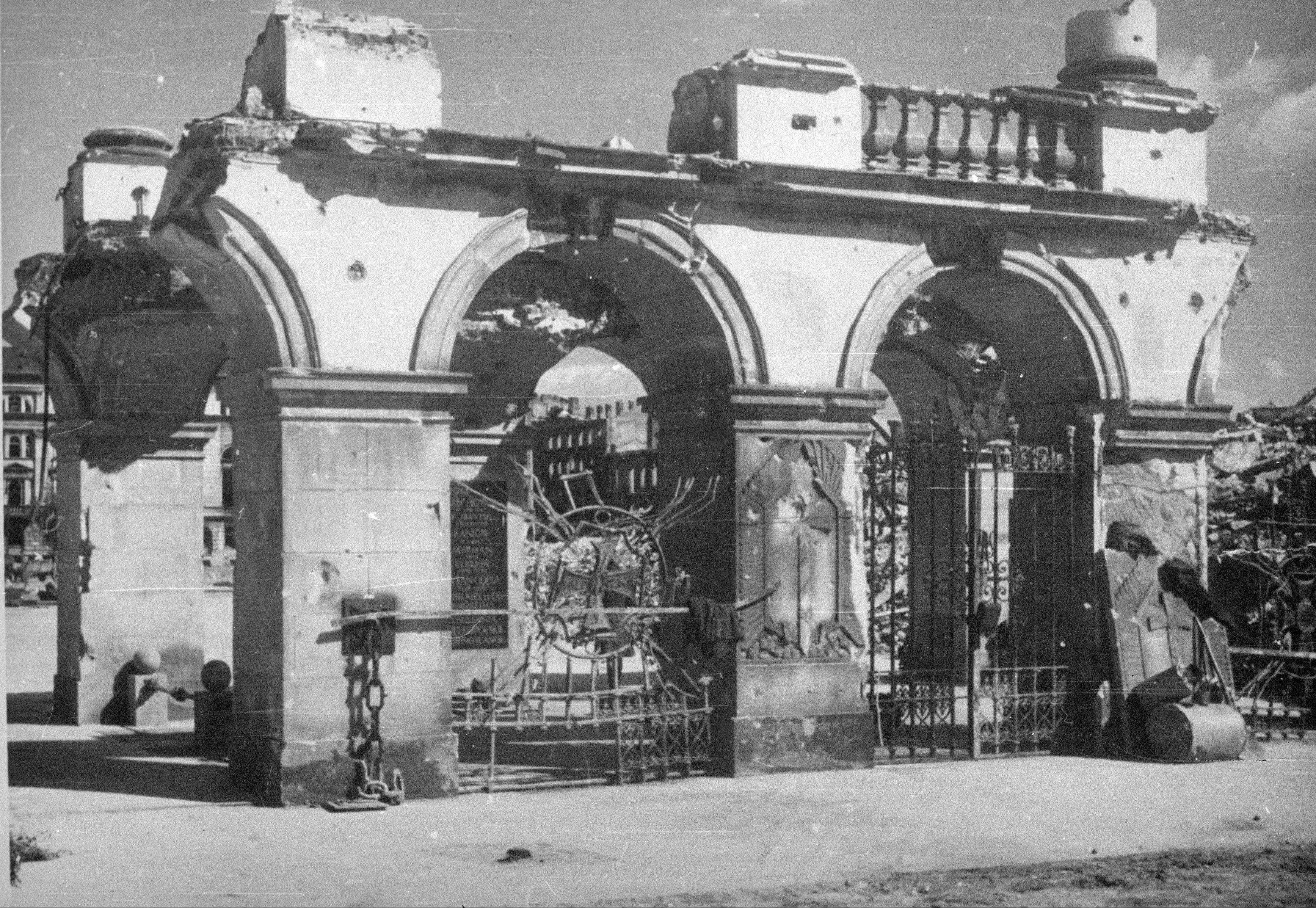 Ruiny Grobu Nieznanego Żołnierza w 1945 r.