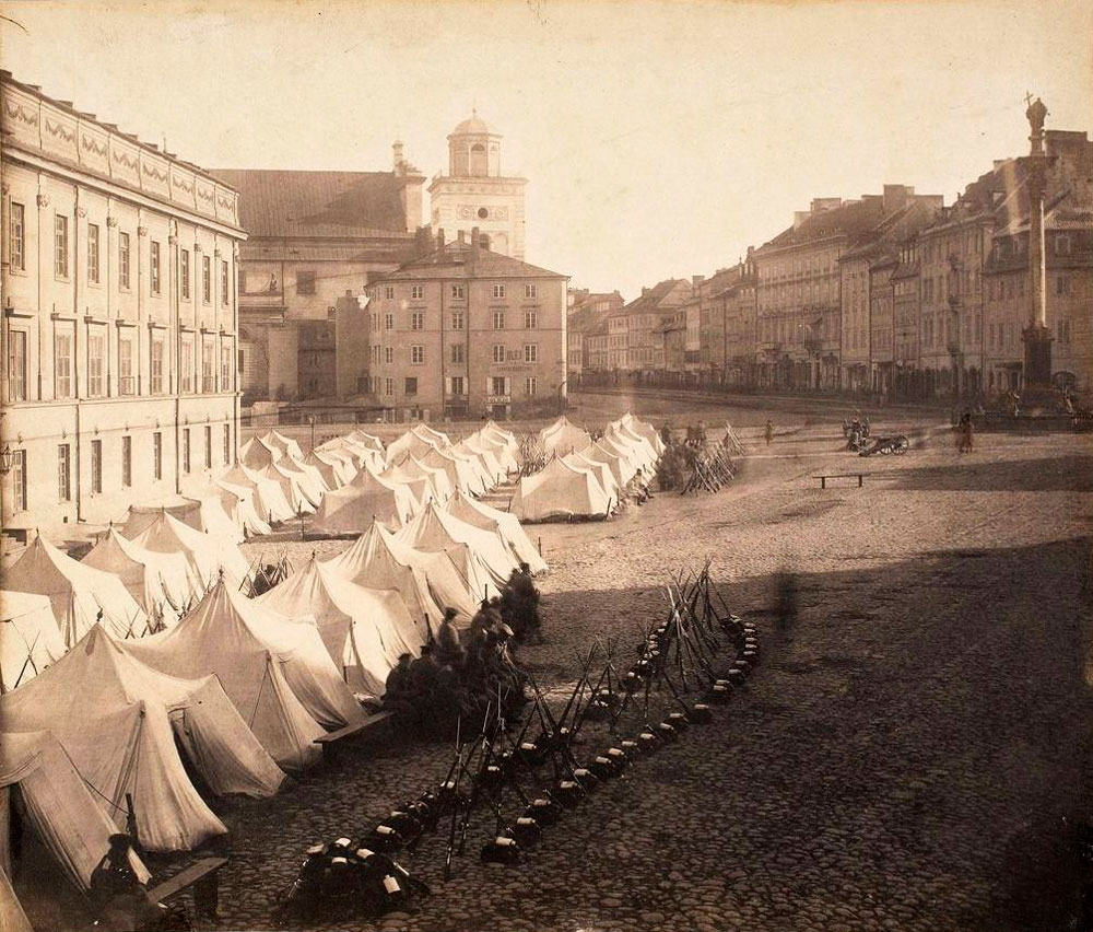 Żołnierze carscy stacjonujący na Placu Zamkowym w Warszawie w 1861 r.