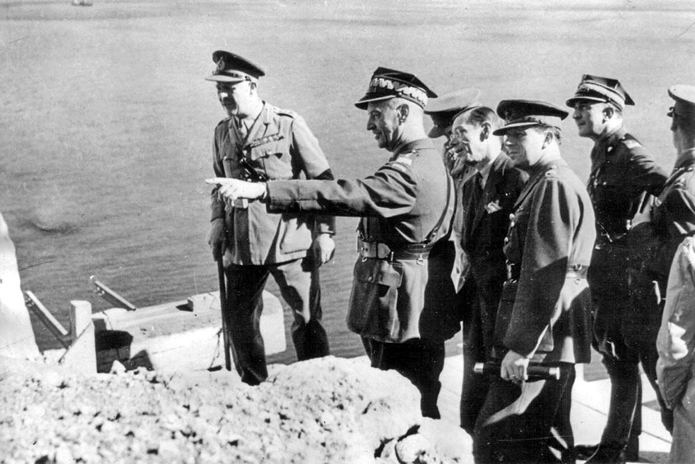 Gen. Wł. Sikorski (drugi z lewej) w Gibraltarze w 1941