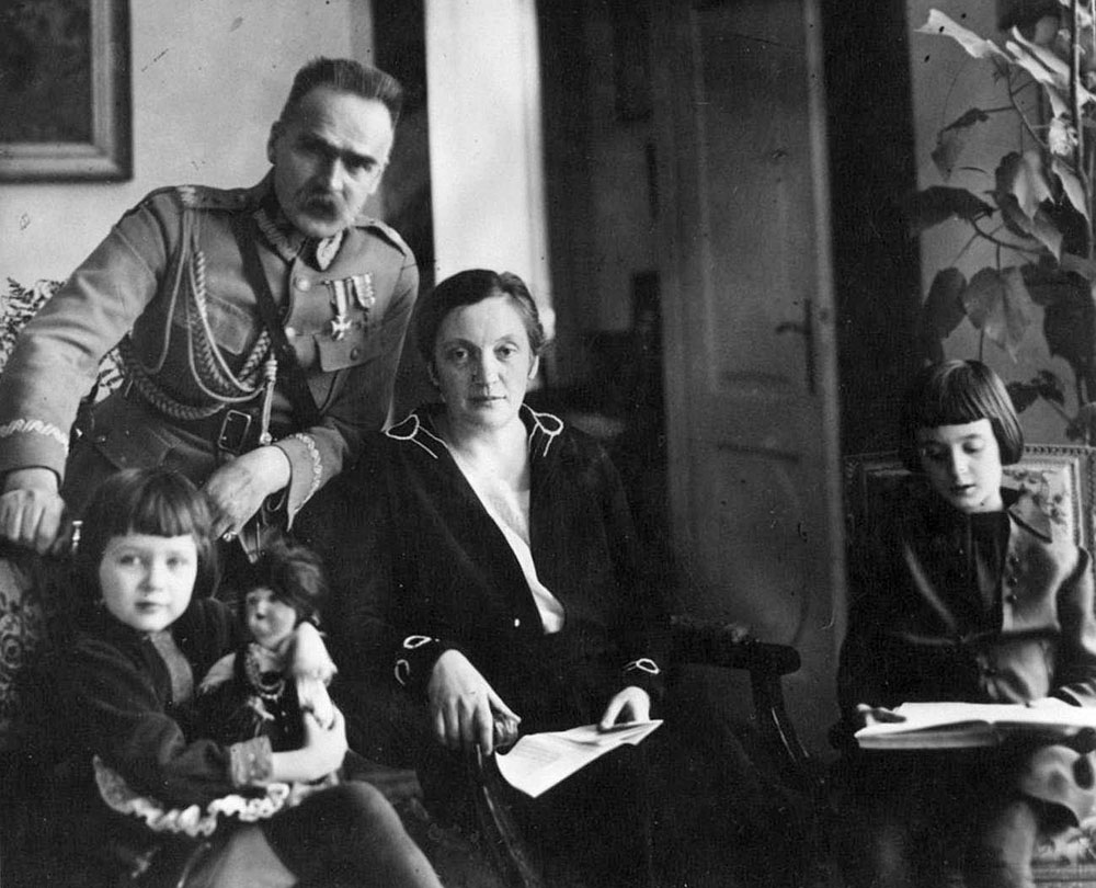 Józef Piłsudski z żoną Aleksandrą i córkami w Sulejówku w 1928 r.