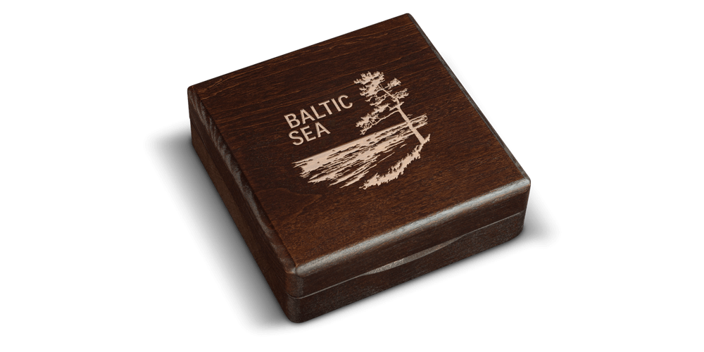 Drewniane pudełko z grawerem na wieczku.