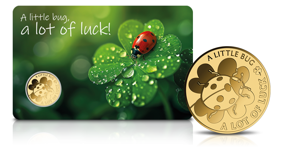Biedronka na złotej monecie kolekcjonerskiej.