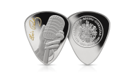 Elvis Presley - oficjalna srebrna moneta w kształcie kostki gitarowej. Na rewersie kultowy mikrofon Elvisa Presleya w jego dłoni. Oficjalny podpis artysty ozdobiony nadrukiem w złotym kolorze.