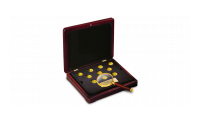   eleganckie pudełko z lupą numizmatyczną i tabliczką z numerem kolekcji