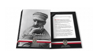 Folder na platerowane złotem medale z kolekcji Józef Piłsudski. Droga do Niepodległości