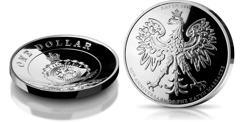 Srebrna moneta o wypukłym kształcie z orłem II RP. Moneta nawiązuje kształtem i projektem do guzika wosjkowego znalezionego w Katyniu. Upamiętnienie 85. rocznicy zbrodni katyńskiej