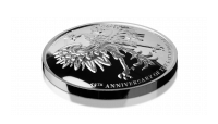 Srebrna moneta o wypukłym kształcie, z orłem II RP. Upamiętnienie 85. rocznicy zbrodni katyńskiej