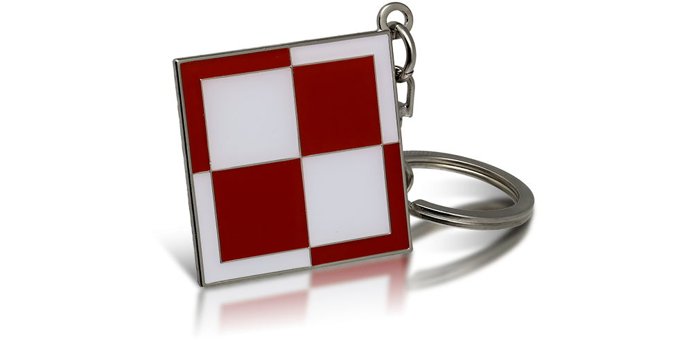 Brelok z szachownicą lotniczą o wymiarach 45x49 mm