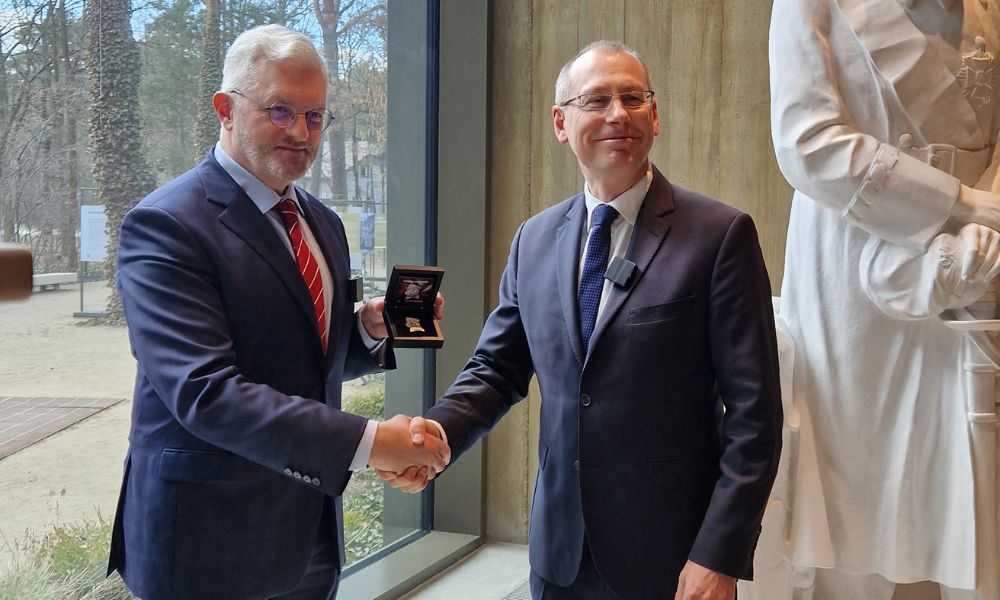 Przekazanie monety do Muzeum im. Józefa Piłsudskiego